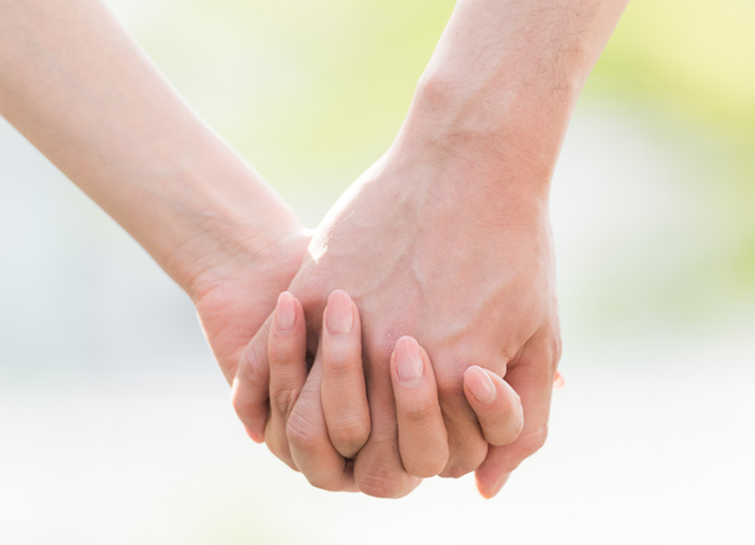 手をつないている